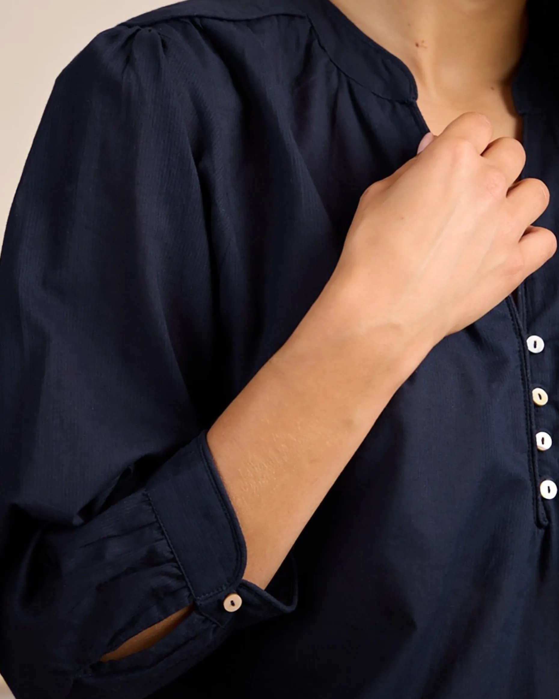 Femme Mise Au Green Blouse à rayures ton sur ton bleu marine